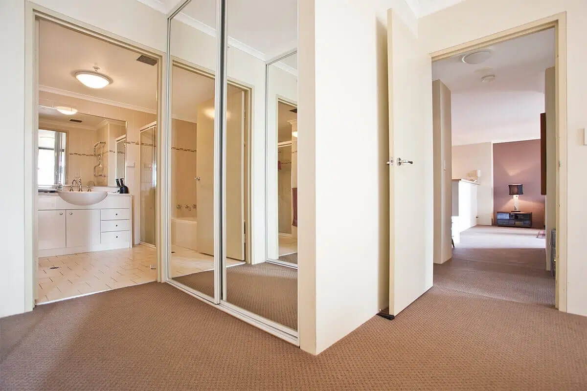 ראשי ארונות הזזה עם דלתות מראה שלמים